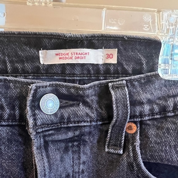 Dark washed wedgie straight Levi’s 30 inch waist - used but in great condition - Picture 6 of 6